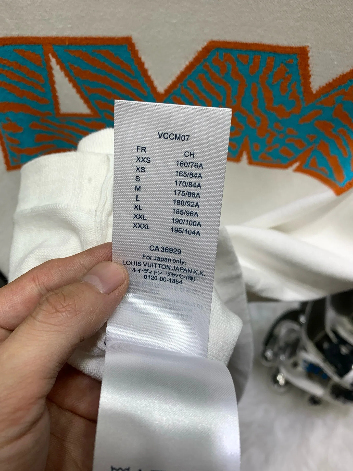 🅿️290 🀄️ Louis Vuitton Louis Vuitton 1v twill letter short-sleeved crew neck shirt. This T-shirt uses 14s intarsia technology. The logo is woven in contrasting colors. The flipped armholes are specially stitched to inject new ideas. The mulberry silk intarsia label on the back presents a mirror effect. If the jacquard is presented using a reverse-to-positive process, the visual craftsmanship of the sweater will be stronger. The contrast between the tissues will make the concave and convex texture more obvious. Clever use of yarn characteristics to reflect the details